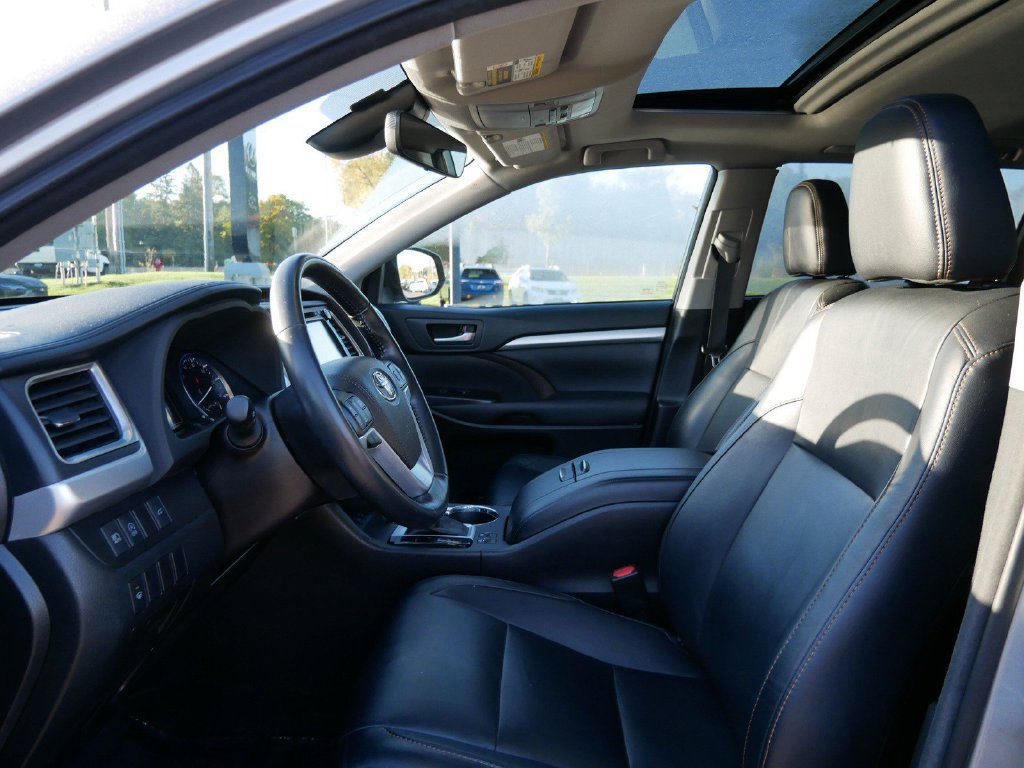 Used 2017 Toyota Highlander XLE AWD/4WD image 9