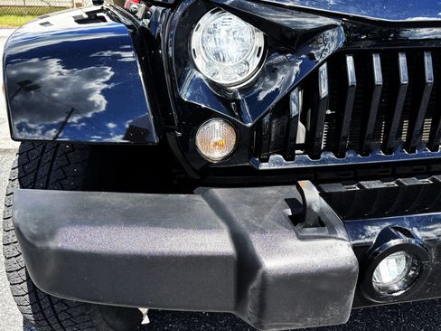 Used 2017 Jeep Wrangler Sahara w/ Connectivity Group AWD/4WD image 7