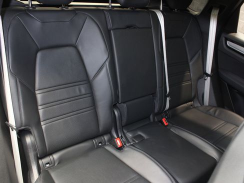 Used 2022 Porsche Cayenne Platinum Edition image 46