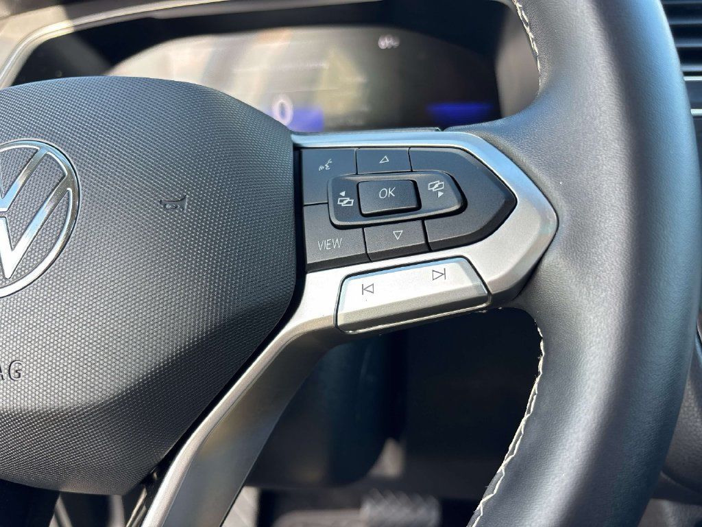 Used 2023 Volkswagen Tiguan SE AWD/4WD image 21