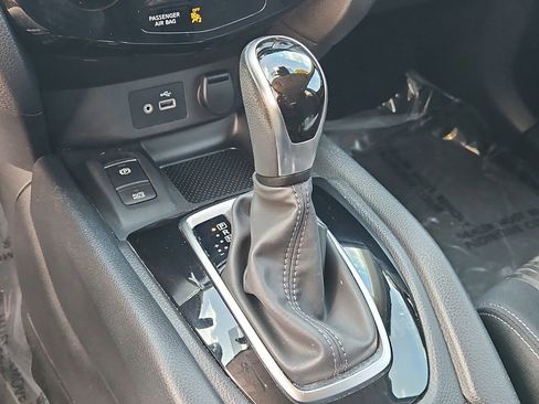 Used 2019 Nissan Rogue SV w/ Premium Package AWD/4WD image 32
