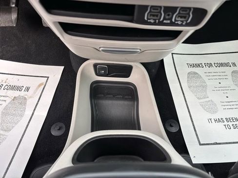 Used 2024 Chrysler Pacifica Touring-L image 15