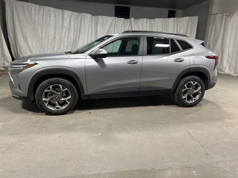 Used 2025 Chevrolet Trax LT w/ LT Convenience Package image 4