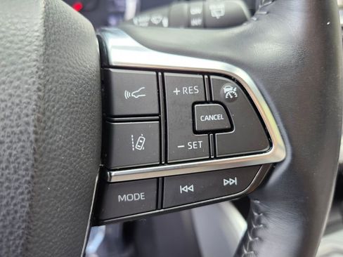 Used 2021 Toyota Highlander LE image 27