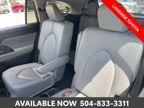 Used 2023 Toyota Highlander XLE FWD image 20