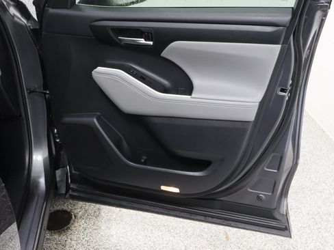 Used 2021 Toyota Highlander XLE FWD image 39