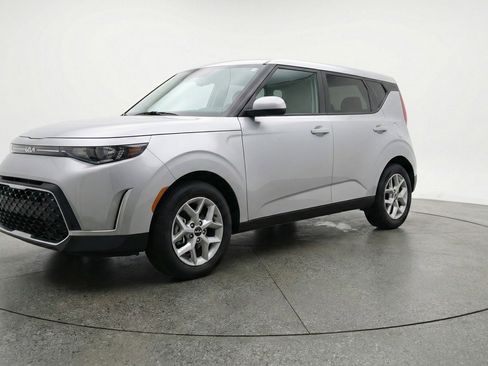 Used 2025 Kia Soul LX w/ LX Technology Package FWD image 3