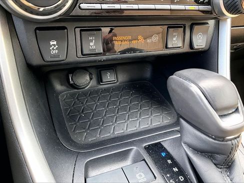 Used 2022 Toyota RAV4 XLE Premium AWD/4WD image 27