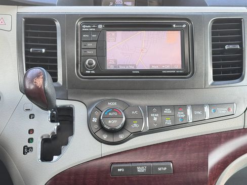 Used 2013 Toyota Sienna XLE w/ Entertainment Pkg FWD image 25