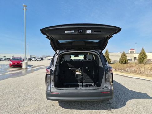 Used 2023 Toyota Sienna XLE image 7