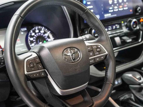 Certified 2023 Toyota Highlander XLE FWD image 21