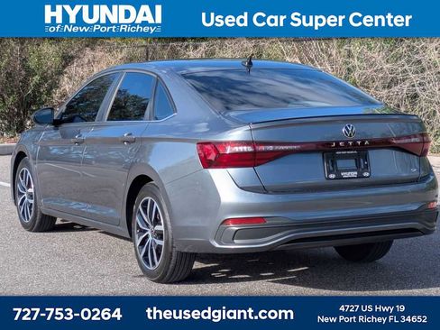 Used 2025 Volkswagen Jetta SE image 3