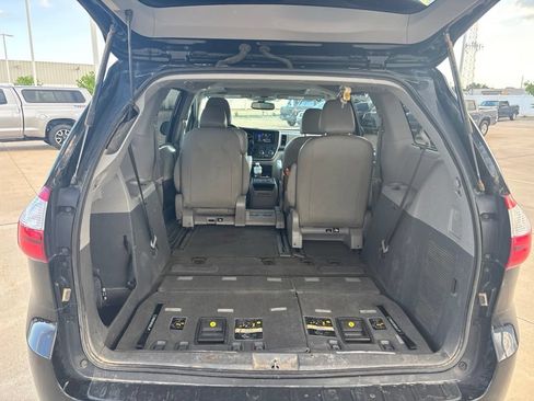 Used 2017 Toyota Sienna XLE FWD image 6