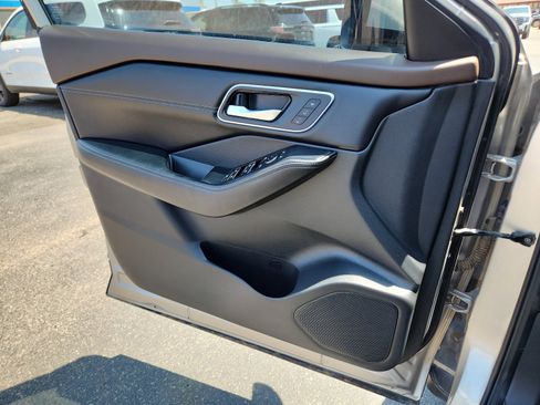 Used 2022 Nissan Rogue Platinum w/ Head-Up Display Package image 13