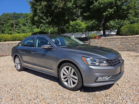 Used 2016 Volkswagen Passat 1.8T FWD image 1