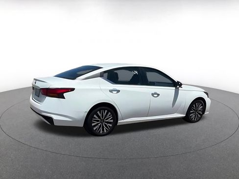 Used 2025 Nissan Altima 2.5 SV FWD image 12