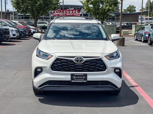 Used 2021 Toyota Highlander XLE FWD image 6