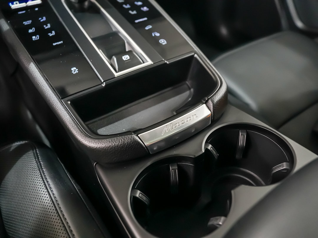 Certified 2024 Porsche Macan AWD/4WD image 31