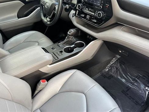 Used 2022 Toyota Highlander XLE image 18