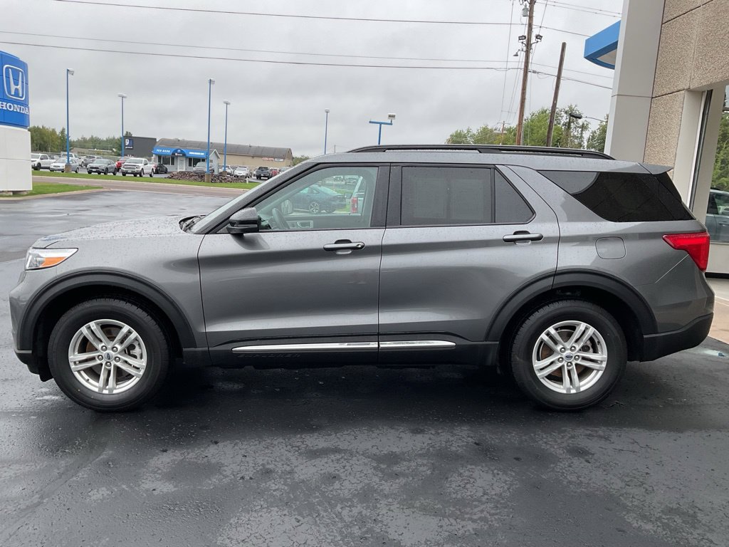 Used 2024 Ford Explorer XLT w/ Equipment Group 202A AWD/4WD image 8