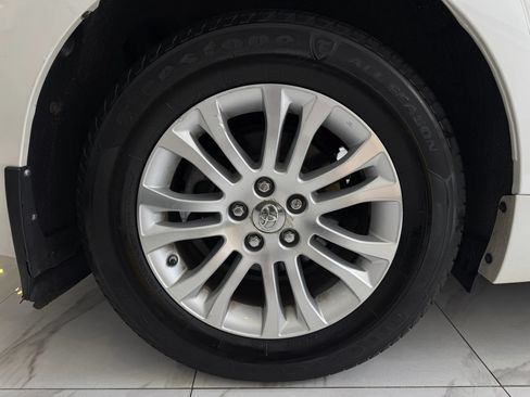 Used 2016 Toyota Sienna XLE w/ XLE Navigation Package FWD image 10