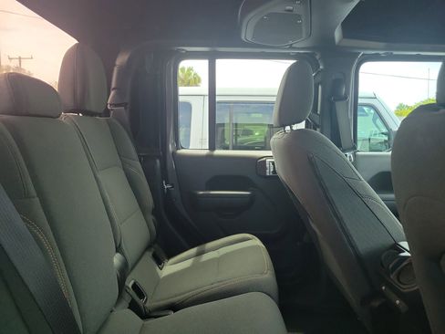 Used 2024 Jeep Gladiator Sport AWD/4WD image 10