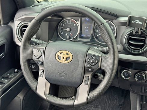 Used 2020 Toyota Tacoma TRD Sport image 18