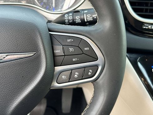 Used 2023 Chrysler Pacifica Touring-L FWD image 30