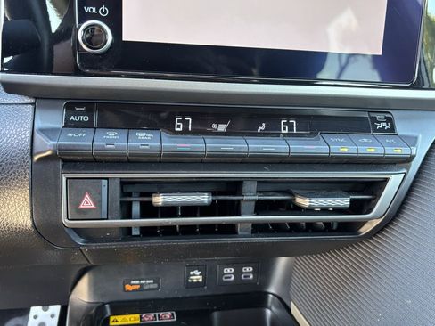 Used 2025 Toyota Camry SE image 18