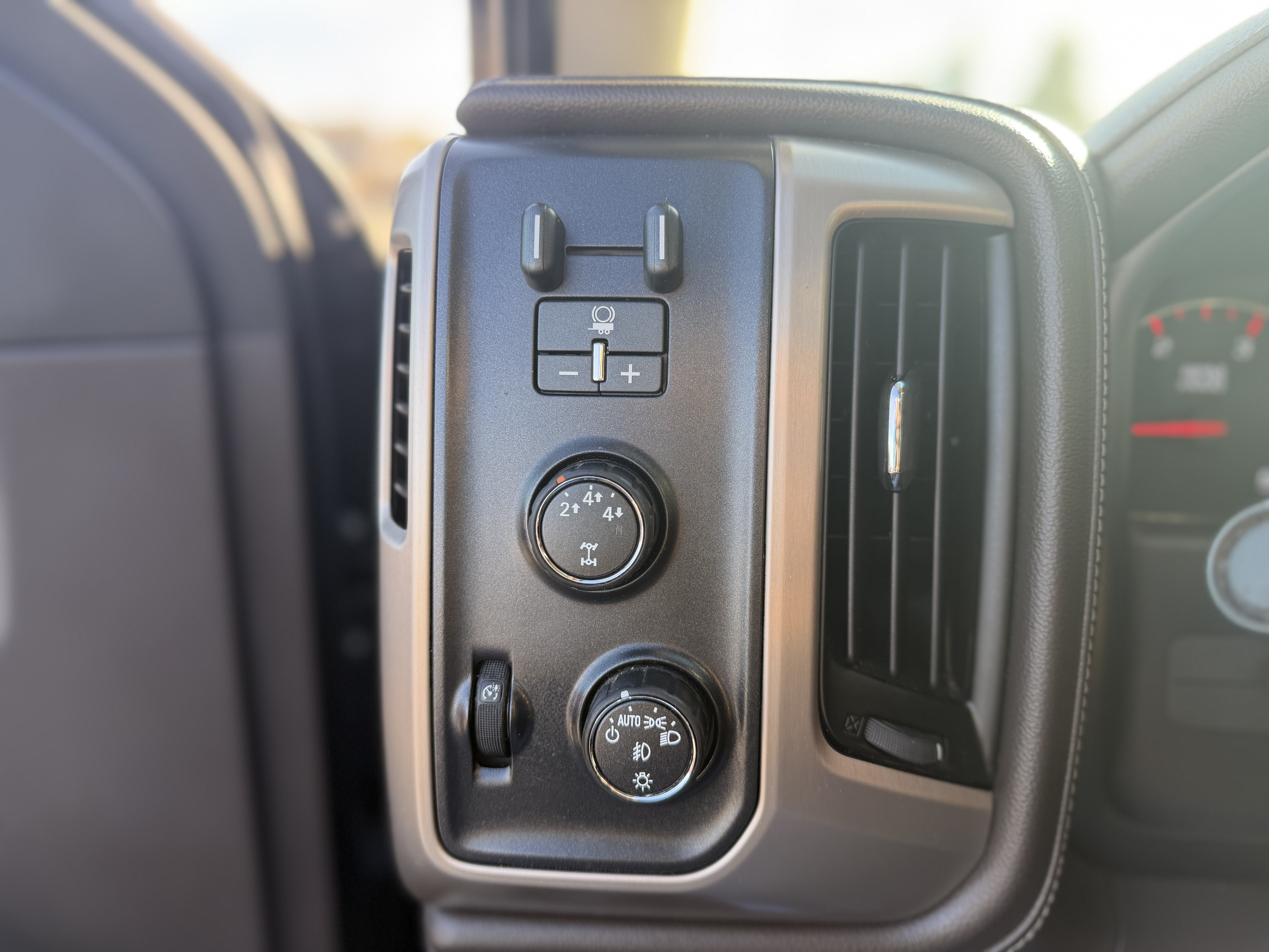 Used 2016 GMC Sierra 2500 Denali w/ Duramax Plus Package AWD/4WD image 13