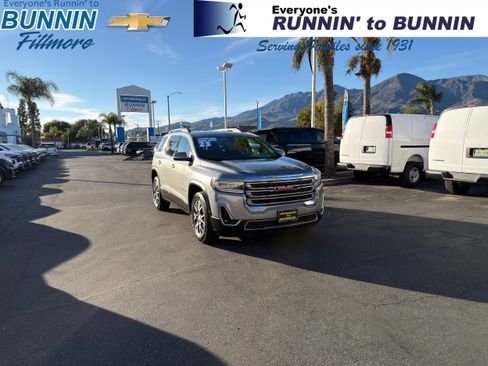 Used 2023 GMC Acadia SLT image 1