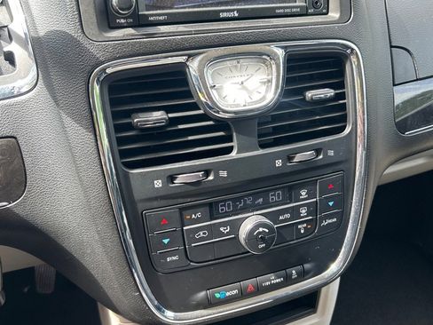 Used 2014 Chrysler Town & Country Touring FWD image 12