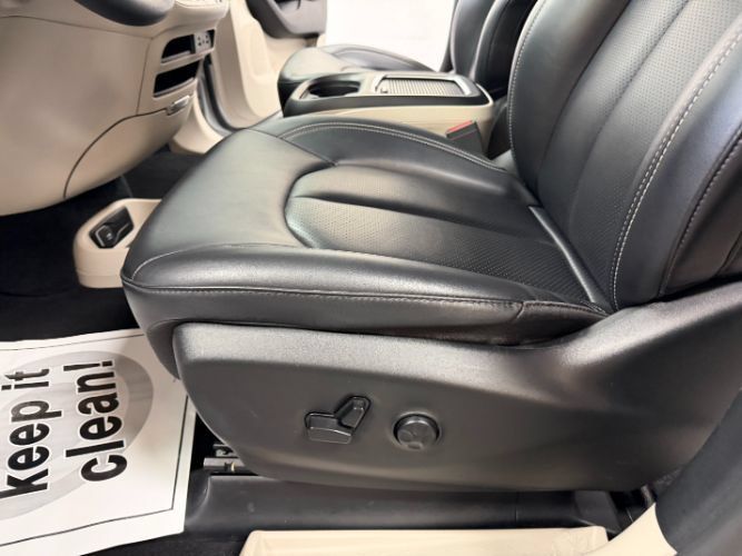 Used 2024 Chrysler Pacifica Touring-L FWD image 13