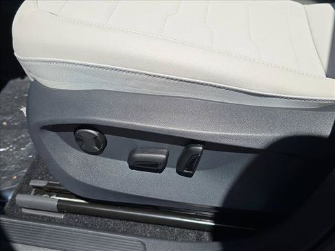 New 2026 Volkswagen Taos SE FWD image 9