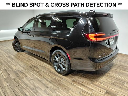 Used 2026 Chrysler Pacifica Limited w/ S Appearance Package AWD/4WD image 16