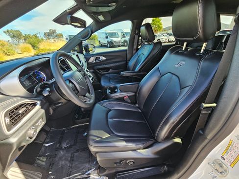Used 2024 Chrysler Pacifica Limited FWD image 17