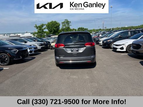 Used 2017 Chrysler Pacifica Touring-L Plus w/ Advanced Safetytec Group FWD image 6