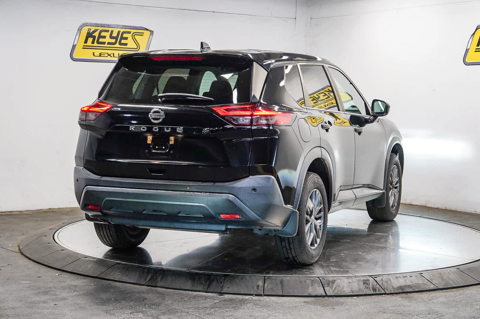 Used 2021 Nissan Rogue S FWD image 4