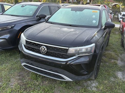 Used 2022 Volkswagen Taos SE FWD image 3