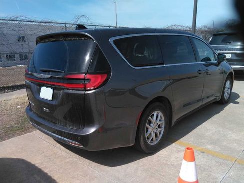 Used 2023 Chrysler Pacifica Touring-L image 3