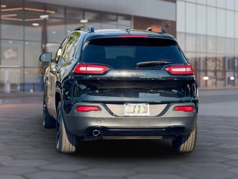 Used 2017 Jeep Cherokee Sport image 4