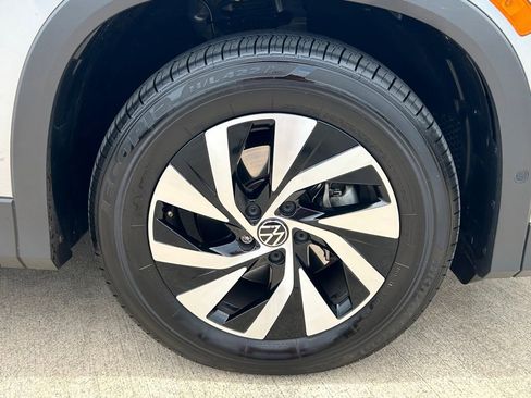 Certified 2025 Volkswagen Tiguan S FWD image 38