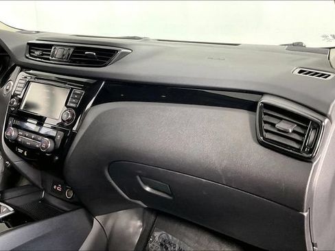 Used 2022 Nissan Rogue Sport SV FWD image 16