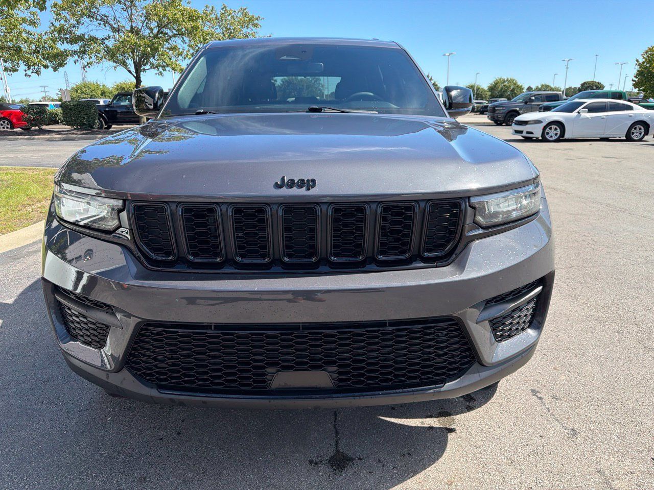 Used 2023 Jeep Grand Cherokee Altitude AWD/4WD image 2