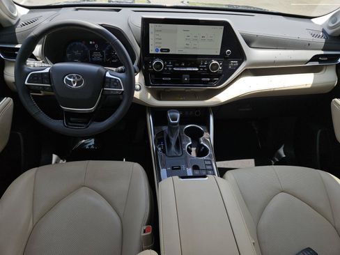 Used 2024 Toyota Highlander Platinum FWD image 12