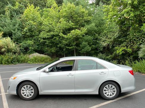 Used 2014 Toyota Camry FWD image 2