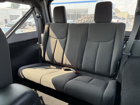 Used 2018 Jeep Wrangler Sport w/ Connectivity Group AWD/4WD image 30