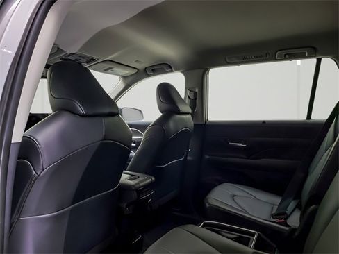 Certified 2025 Toyota Grand Highlander AWD image 12