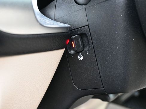 Used 2020 Mercedes-Benz GLB 250 4MATIC w/ Premium Package image 18