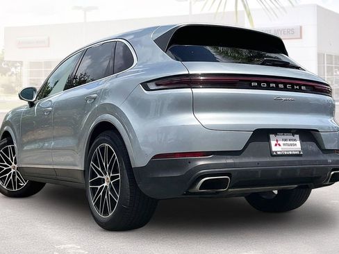 Used 2025 Porsche Cayenne AWD/4WD image 30